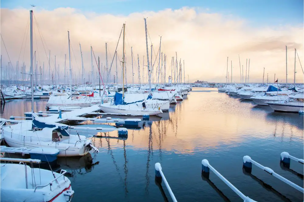 FILE #: 57660722 Preview Crop Find Similar DIMENSIONS 5587 x 3725px FILE TYPE JPEG CATEGORY Piers LICENSE TYPE Standard or Extended Winter view of a marina